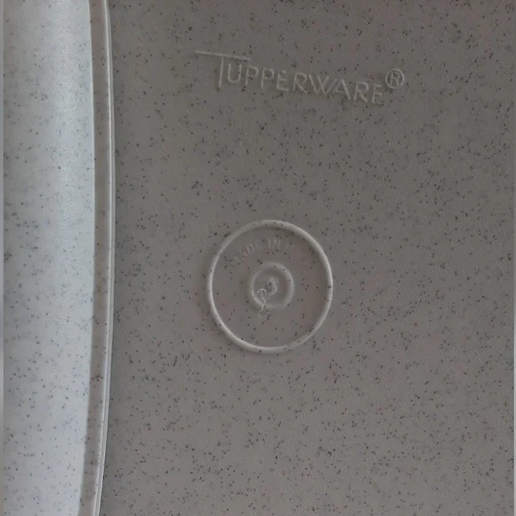 Tupperware Set of Square White Plates - Picture 6 of 12